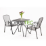 Kovinske mize in stoli in vrt določa kovinsko pohištvo