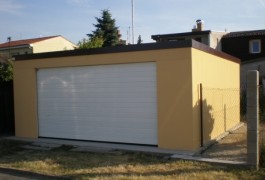 Prefab garaža z ravno streho in mavca