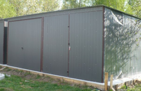 Dvojna garaža s kositrom shed strehe v RAL