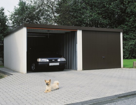 Dvojna garaža za dva avtomobila z ometom in ravno streho Siebau GmbH 594x596 cm